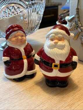 PUBLIX SUPER MARKETS | 2002 Limited Santa & Mrs. Claus Salt & Pepper Shakers